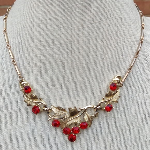 🍒 Vintage Coro Pegasus Red Crystal Necklace - Picture 8 of 11